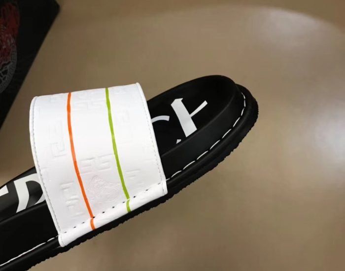 Dép Versace nam siêu cấp đế đen quai trắng hoạ tiết nổi DVS09