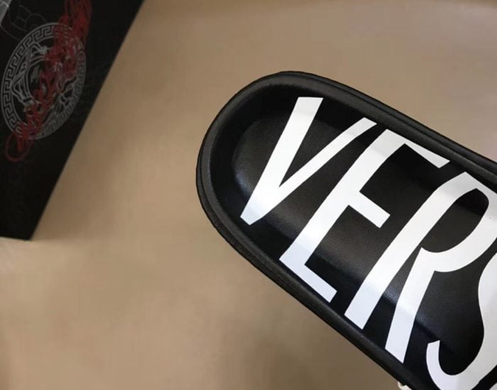 Dép Versace nam siêu cấp đế đen quai trắng hoạ tiết nổi DVS09