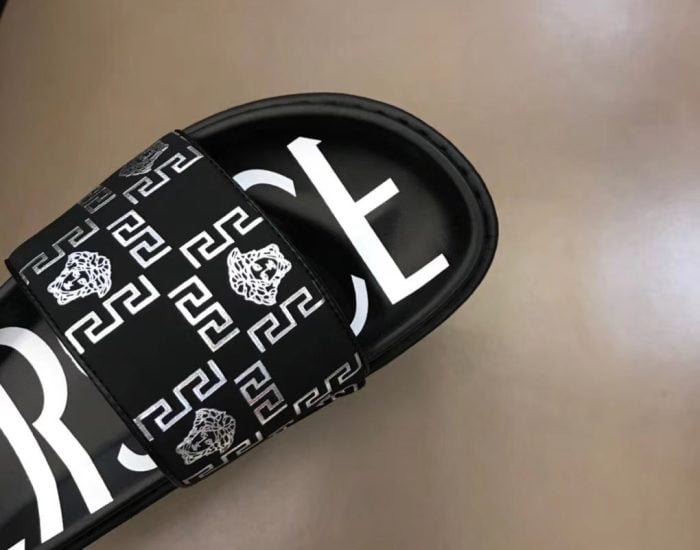 Dép Versace nam siêu cấp đen hoạ tiết logo Medusa trắng DVS11