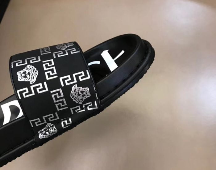 Dép Versace nam siêu cấp đen hoạ tiết logo Medusa trắng DVS11