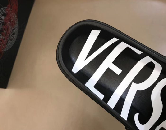 Dép Versace nam siêu cấp đen hoạ tiết logo Medusa trắng DVS11