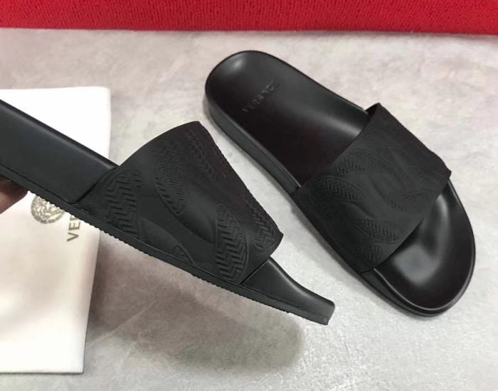 Dép Versace nam siêu cấp màu đen hoạ tiết dập nổi DVS07
