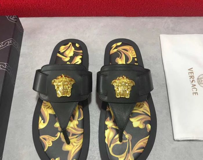 Dép Versace nam siêu cấp xỏ ngón hoạ tiết đen vàng DVS13