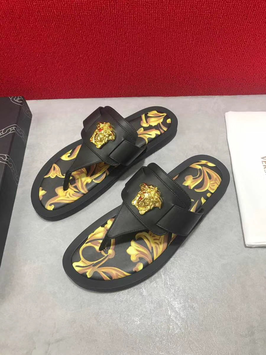 Dép Versace nam siêu cấp xỏ ngón hoạ tiết đen vàng DVS13