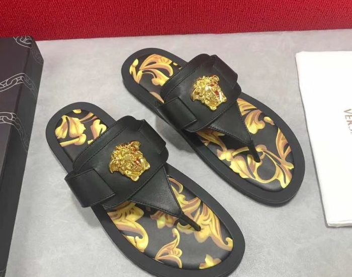 Dép Versace nam siêu cấp xỏ ngón hoạ tiết đen vàng DVS13
