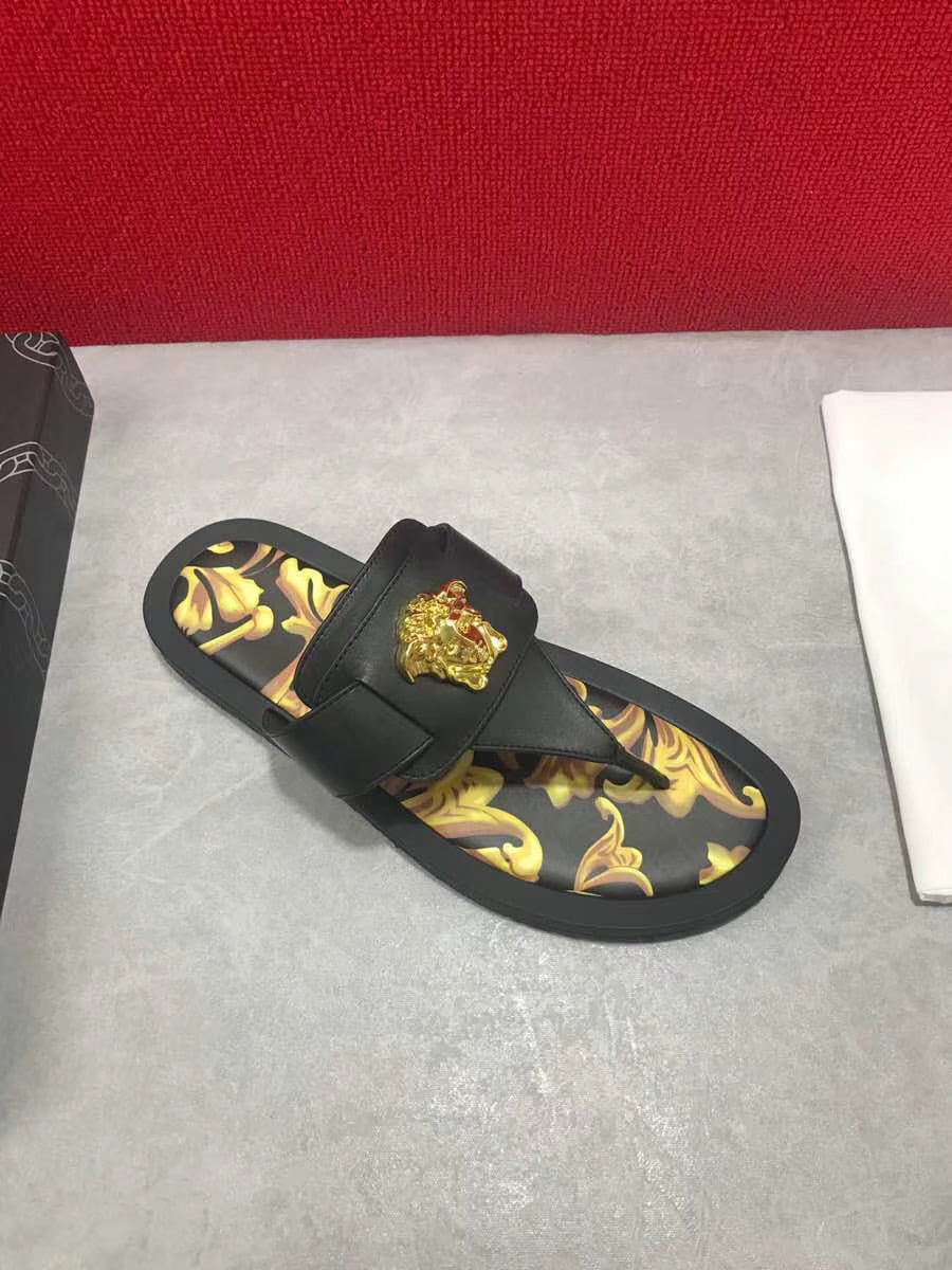 Dép Versace nam siêu cấp xỏ ngón hoạ tiết đen vàng DVS13