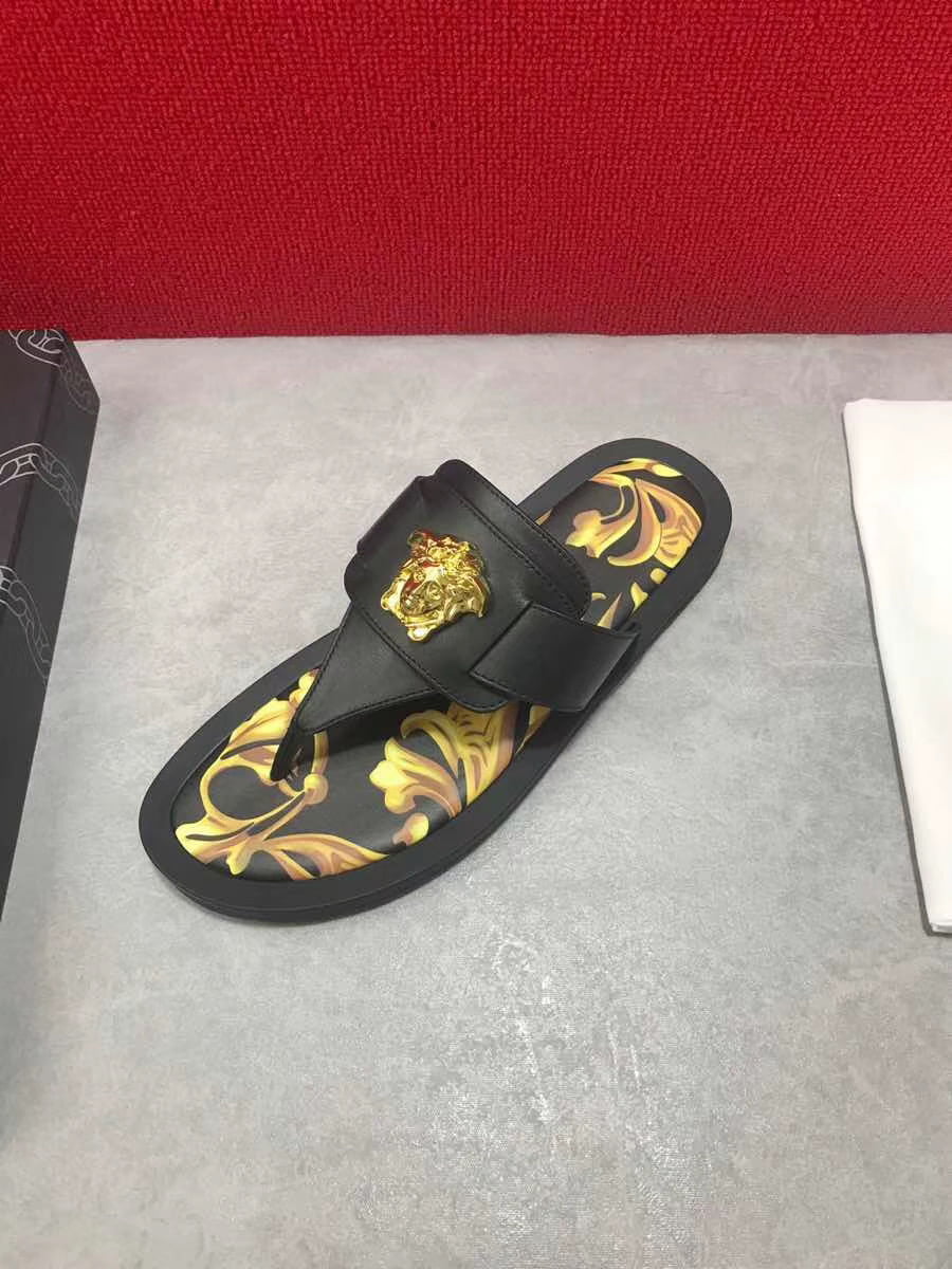Dép Versace nam siêu cấp xỏ ngón hoạ tiết đen vàng DVS13