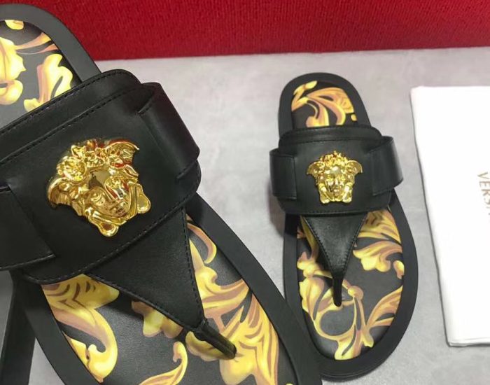 Dép Versace nam siêu cấp xỏ ngón hoạ tiết đen vàng DVS13
