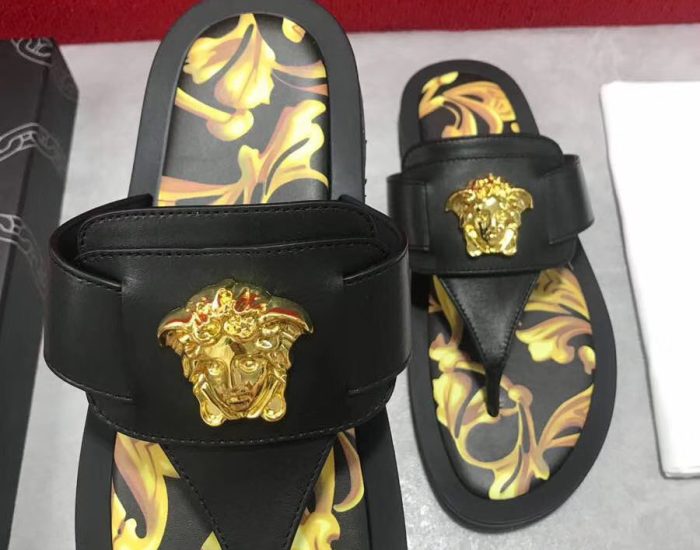 Dép Versace nam siêu cấp xỏ ngón hoạ tiết đen vàng DVS13