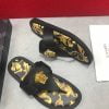 Dép Versace nam siêu cấp xỏ ngón hoạ tiết đen vàng DVS13