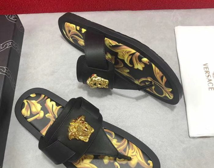 Dép Versace nam siêu cấp xỏ ngón hoạ tiết đen vàng DVS13