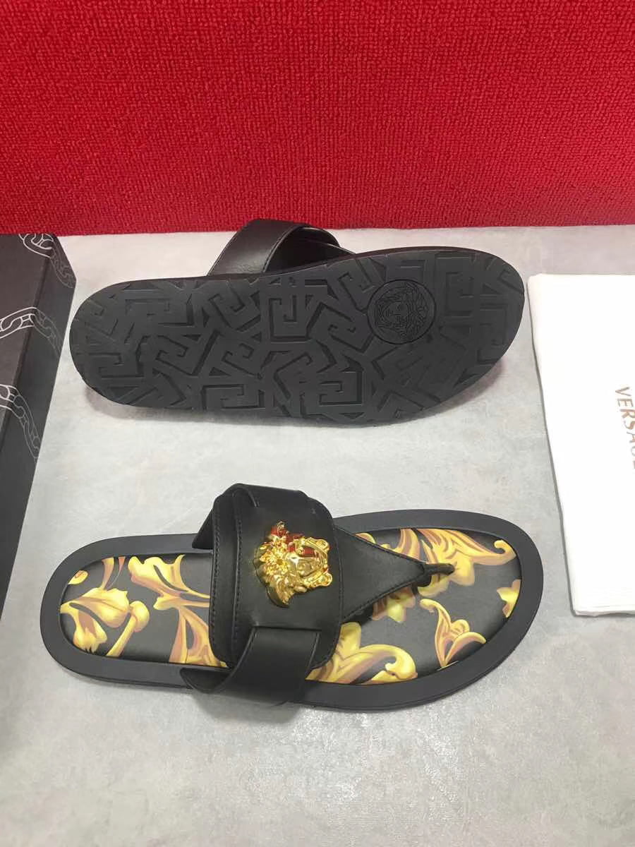 Dép Versace nam siêu cấp xỏ ngón hoạ tiết đen vàng DVS13