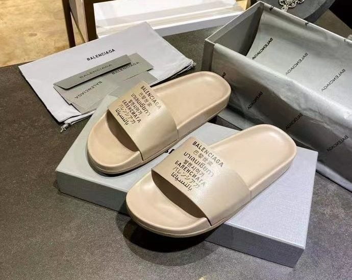 Dép Balenciaga nam siêu cấp họa tiết chữ màu nâu sữa DBL09