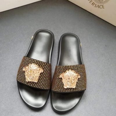 Dép nam Versace siêu cấp quai ngang hoạ tiết logo đính đá đế đen DVS21