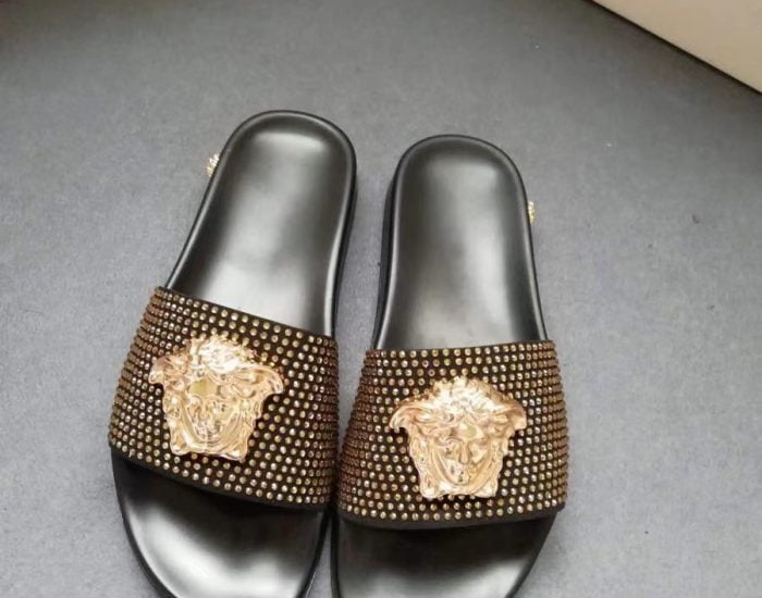 Dép nam Versace siêu cấp quai ngang hoạ tiết logo đính đá đế đen DVS21