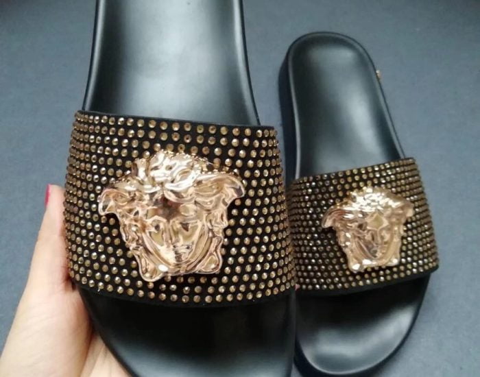 Dép nam Versace siêu cấp quai ngang hoạ tiết logo đính đá đế đen DVS21