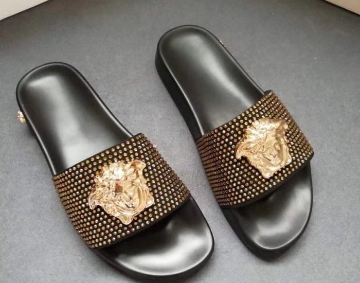 Dép nam Versace siêu cấp quai ngang hoạ tiết logo đính đá đế đen DVS21