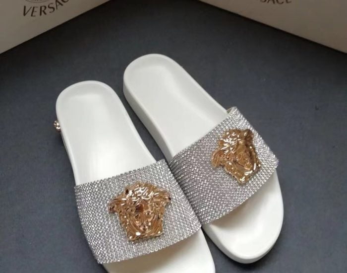 Dép nam Versace siêu cấp quai ngang hoạ tiết logo đính đá đế trắng DVS20