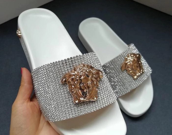 Dép nam Versace siêu cấp quai ngang hoạ tiết logo đính đá đế trắng DVS20