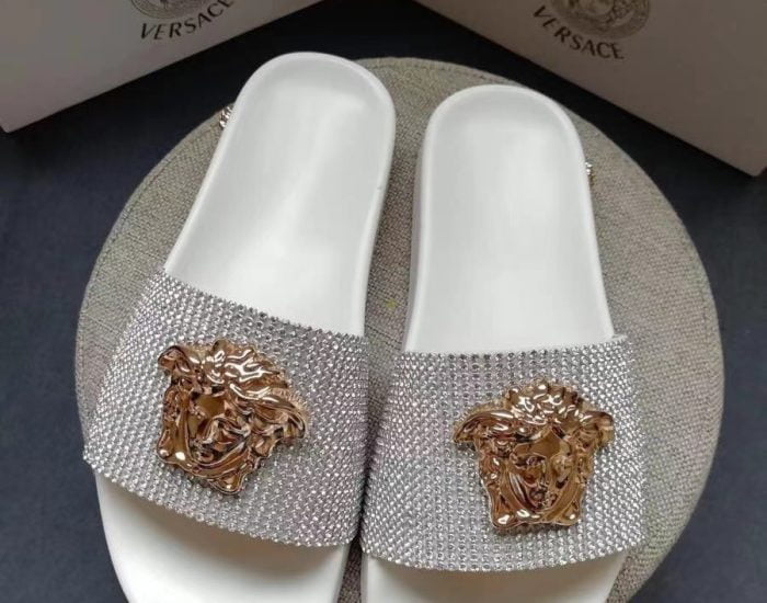 Dép nam Versace siêu cấp quai ngang hoạ tiết logo đính đá đế trắng DVS20