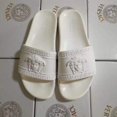 Dép nam Versace siêu cấp quai ngang hoạ tiết logo viền nổi full trắng DVS17