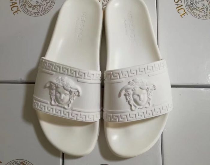 Dép nam Versace siêu cấp quai ngang hoạ tiết logo viền nổi full trắng DVS17