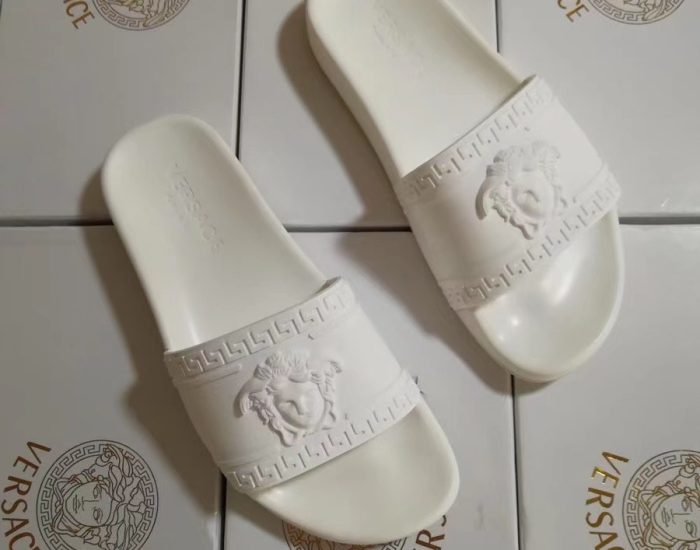 Dép nam Versace siêu cấp quai ngang hoạ tiết logo viền nổi full trắng DVS17