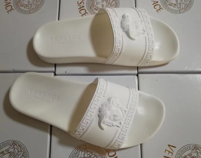 Dép nam Versace siêu cấp quai ngang hoạ tiết logo viền nổi full trắng DVS17