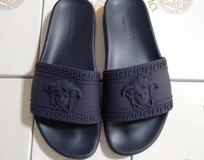 Dép nam Versace siêu cấp quai ngang hoạ tiết logo viền nổi xanh than DVS18