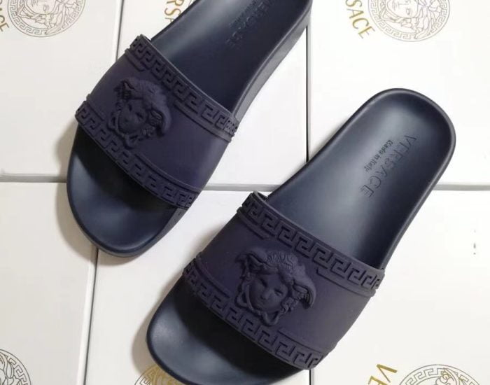 Dép nam Versace siêu cấp quai ngang hoạ tiết logo viền nổi xanh than DVS18