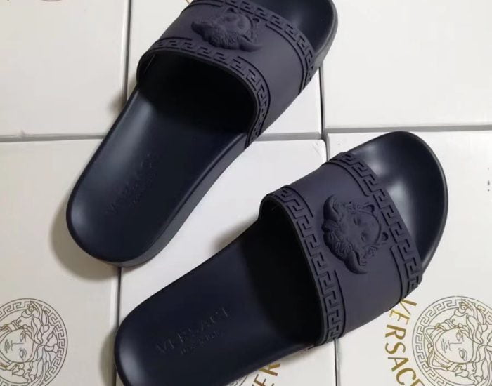 Dép nam Versace siêu cấp quai ngang hoạ tiết logo viền nổi xanh than DVS18