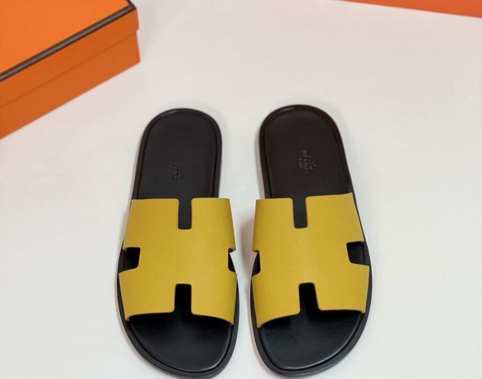 Dép nam Hermes đế gỗ lót đen quai taiga màu vàng Like Auth