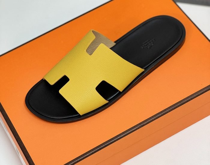 Dép nam Hermes đế gỗ lót đen quai taiga màu vàng Like Auth