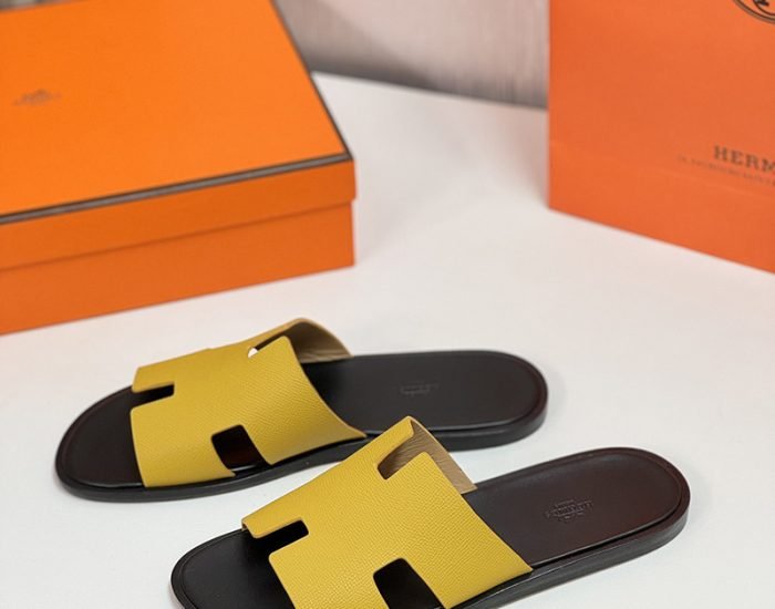 Dép nam Hermes đế gỗ lót đen quai taiga màu vàng Like Auth