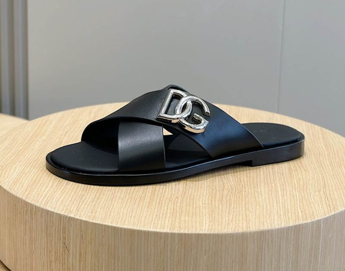 Dép quai chéo Dolce Gabbana siêu cấp họa tiết logo DG bạc