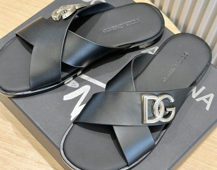Dép quai chéo Dolce Gabbana siêu cấp họa tiết logo DG bạc