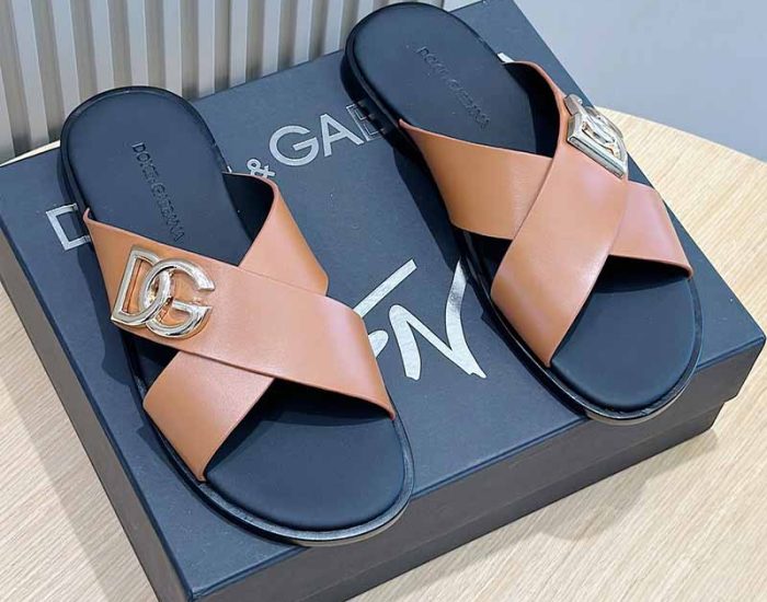 Dép quai chéo Dolce Gabbana màu nâu logo chữ Like Auth