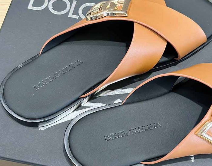 Dép quai chéo Dolce Gabbana màu nâu logo chữ Like Auth