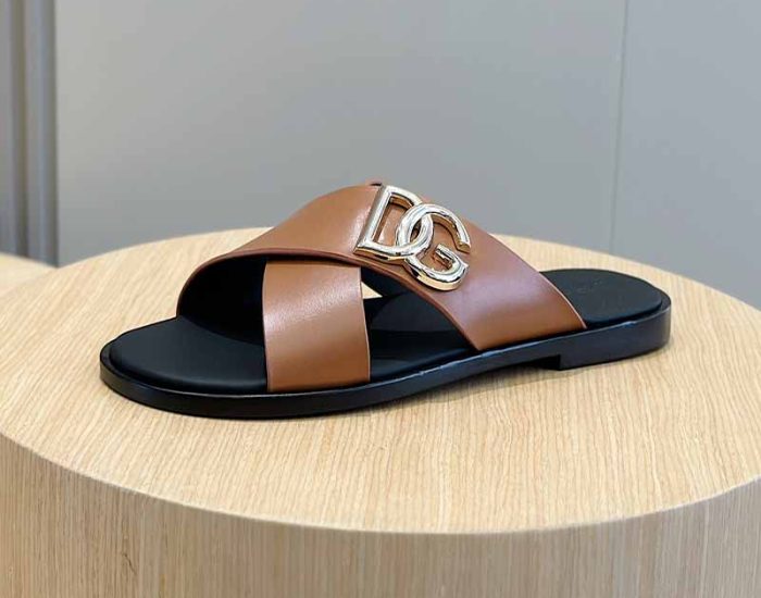 Dép quai chéo Dolce Gabbana màu nâu logo chữ Like Auth