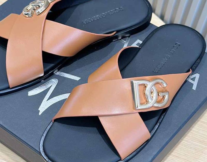 Dép quai chéo Dolce Gabbana màu nâu logo chữ Like Auth