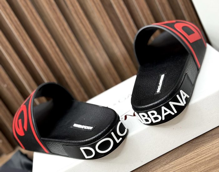 Dép Dolce Gabbana quai ngang họa tiết chữ đỏ