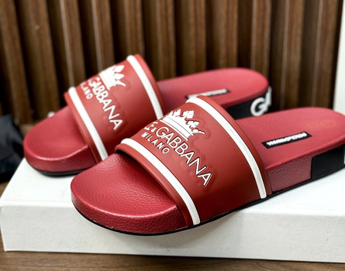 Dép quai ngang Dolce Gabbana màu đỏ họa tiết vương miệng