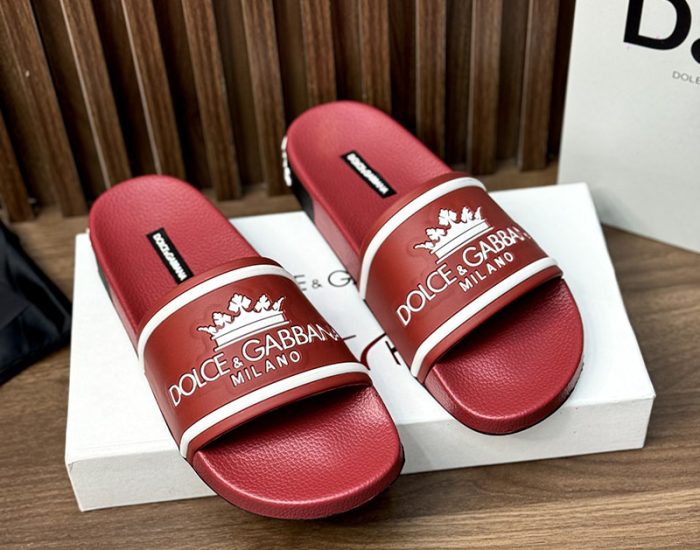 Dép quai ngang Dolce Gabbana màu đỏ họa tiết vương miệng