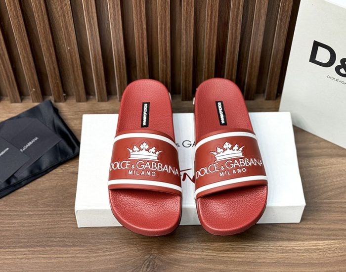 Dép quai ngang Dolce Gabbana màu đỏ họa tiết vương miệng