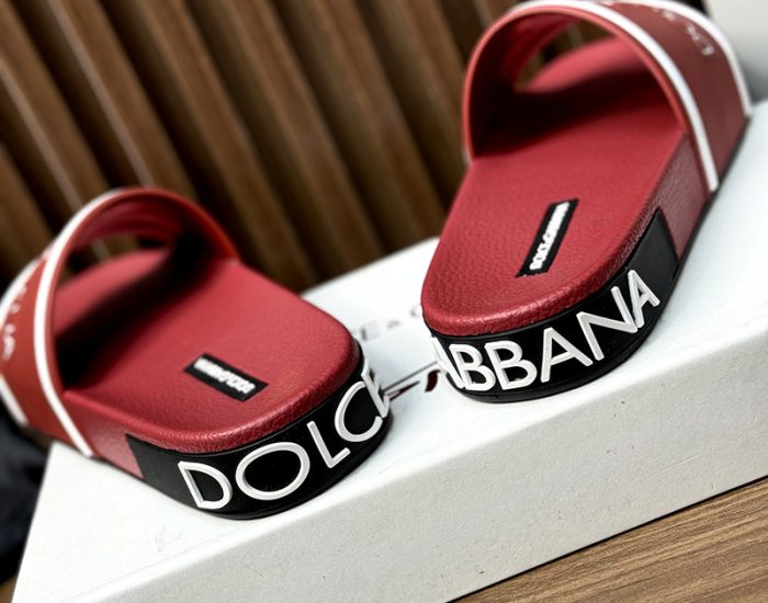 Dép quai ngang Dolce Gabbana màu đỏ họa tiết vương miệng
