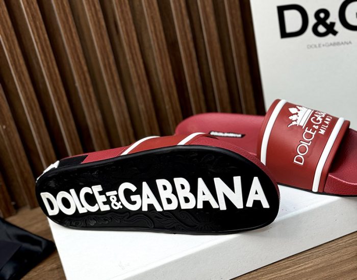 Dép quai ngang Dolce Gabbana màu đỏ họa tiết vương miệng