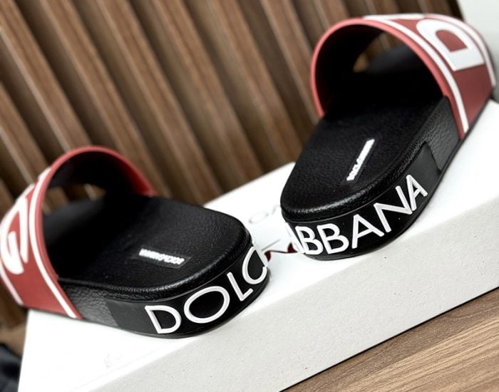 Dép quai ngang Dolce Gabbana quai đỏ chữ trắng