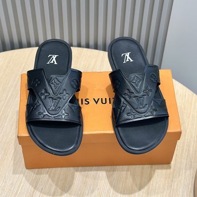 Dép quai ngang LV hoa chìm Monogram màu đen siêu cấp