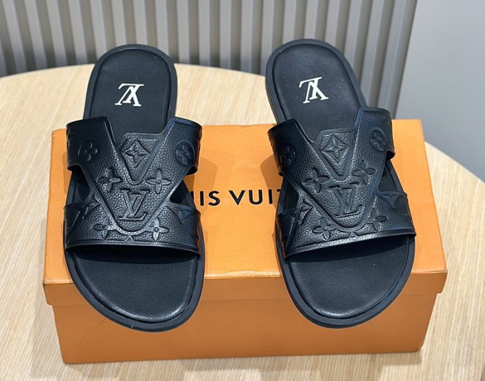 Dép quai ngang LV hoa chìm Monogram màu đen siêu cấp