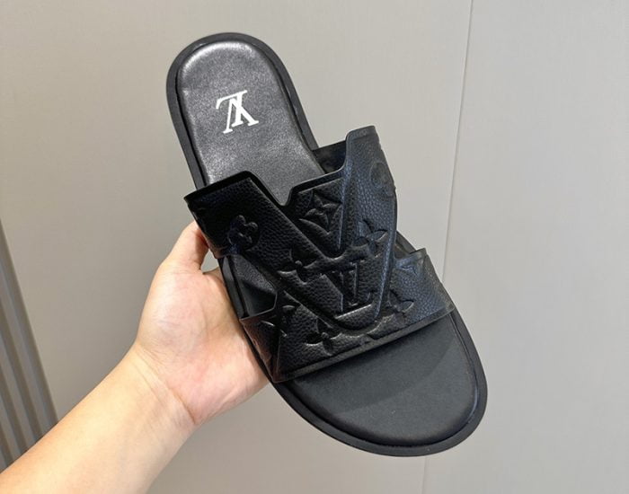 Dép quai ngang LV hoa chìm Monogram màu đen siêu cấp